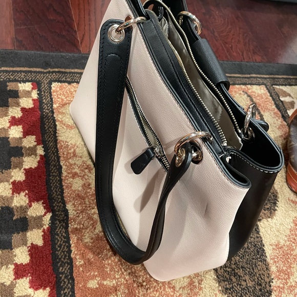 new Guess bag never used - Picture 2 of 3